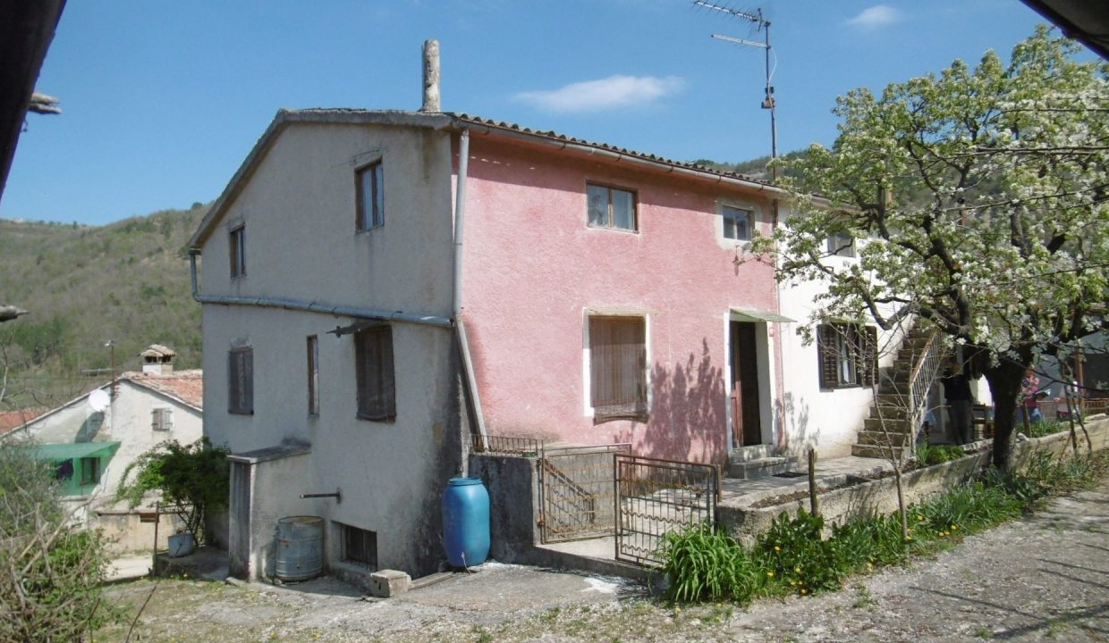 House for renovation close to Motovun with building land