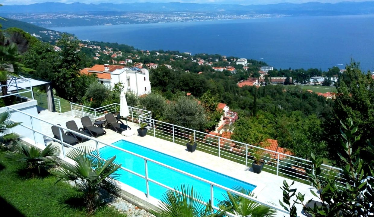 KB- 465 Detached house with 5 apartments above Lovran with fantastic sea views pool and large well-kept garden.