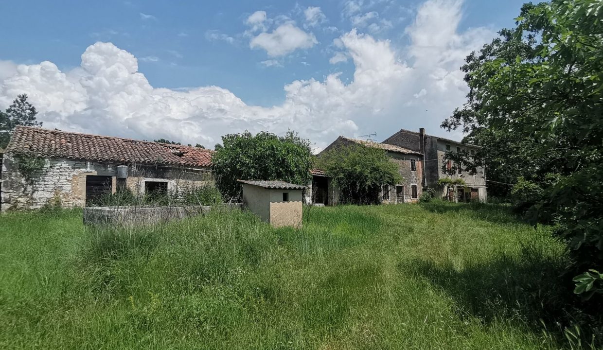 Z-947 Large idyllic property with several stone houses and approx. 9000000 m² land - approx. 17 km from Porec and sea - for sale