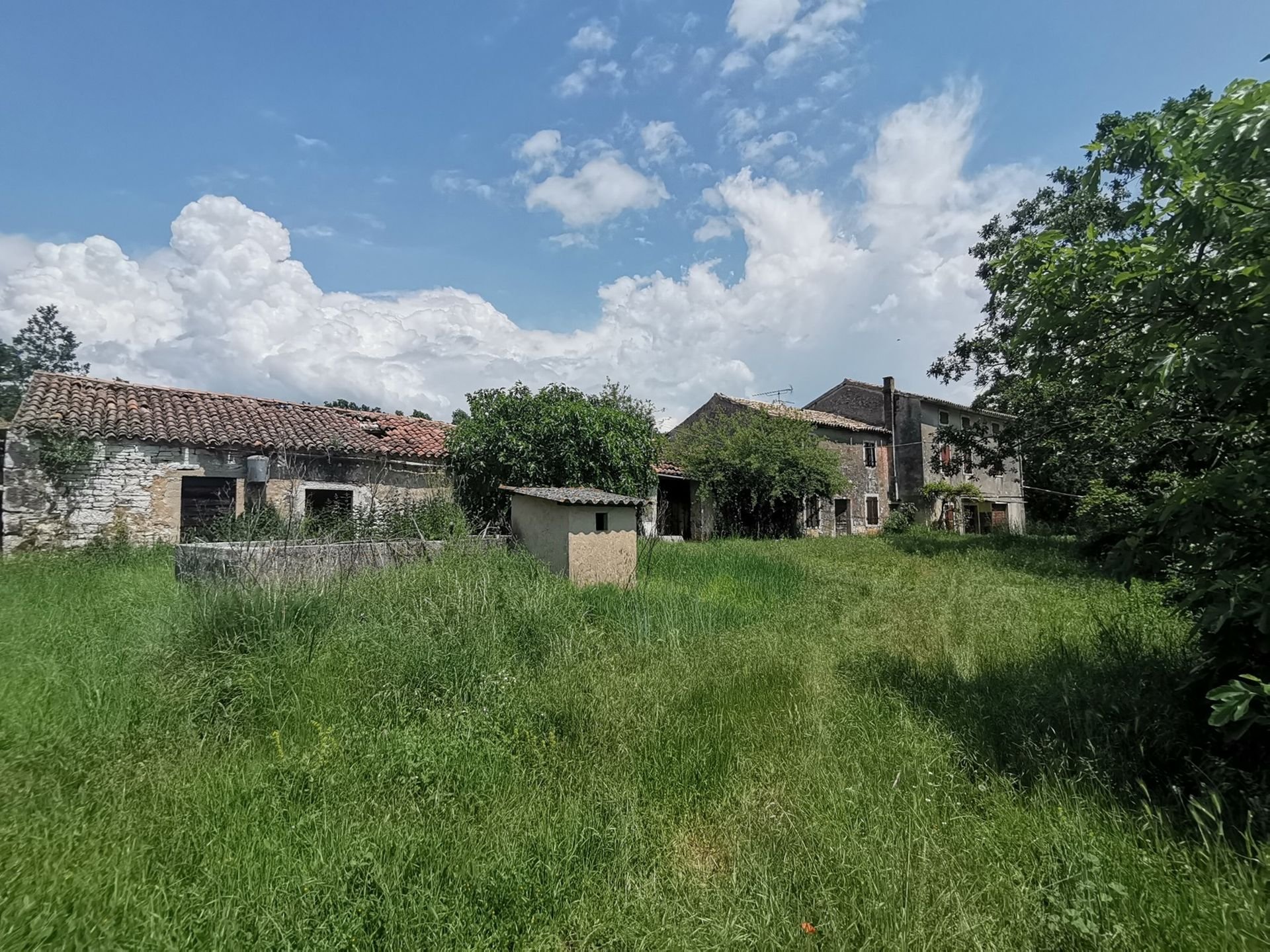 Z-947 Large idyllic property with several stone houses and approx. 9000000 m² land – approx. 17 km from Porec and sea – for sale