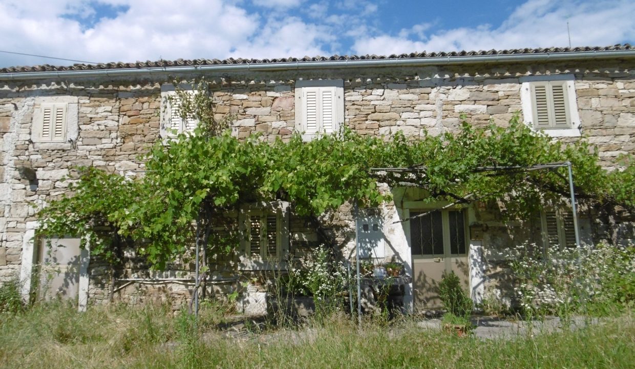 Z-905 Property with several stone houses and 4.000 m² land in an idyllic and quiet location with beautiful panoramic views