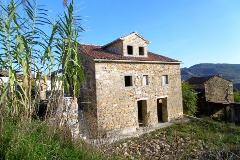 Z-918 atached stone house with beautiful panoramic views and overlooking the lake Butoniga